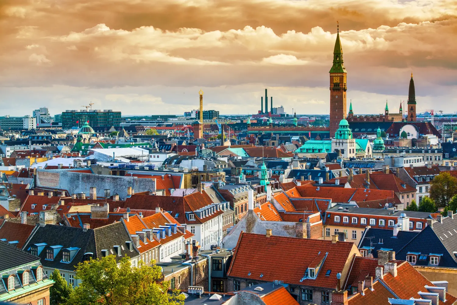 Luftfoto af Københavns tage og Rådhustårnet