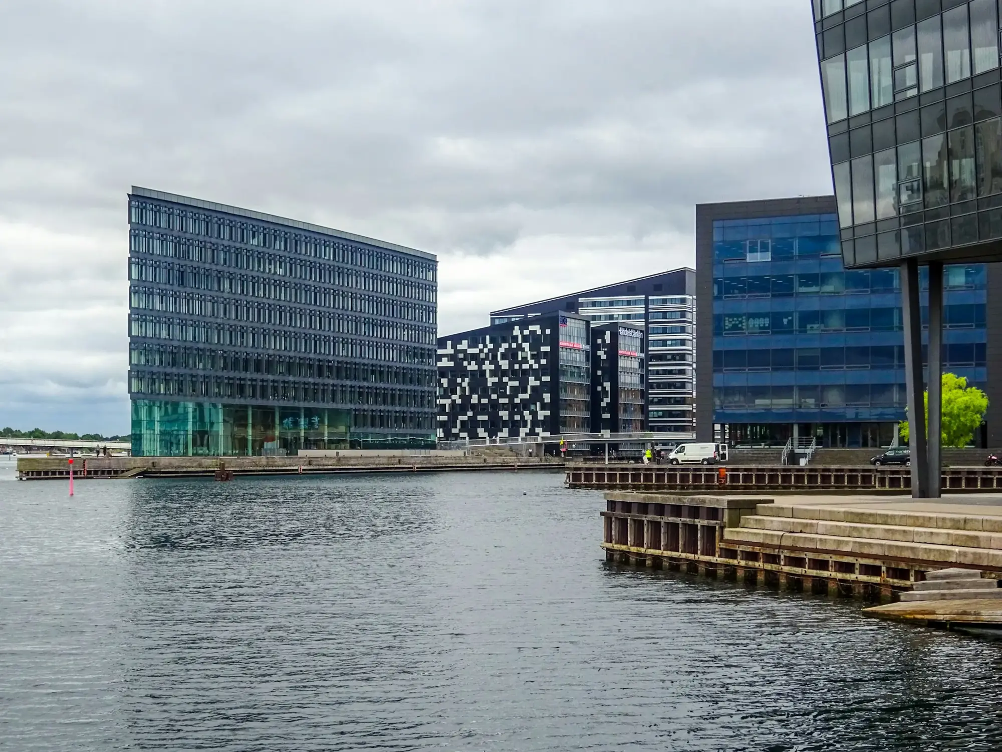 Moderne kontorbygninger ved havnefronten i København