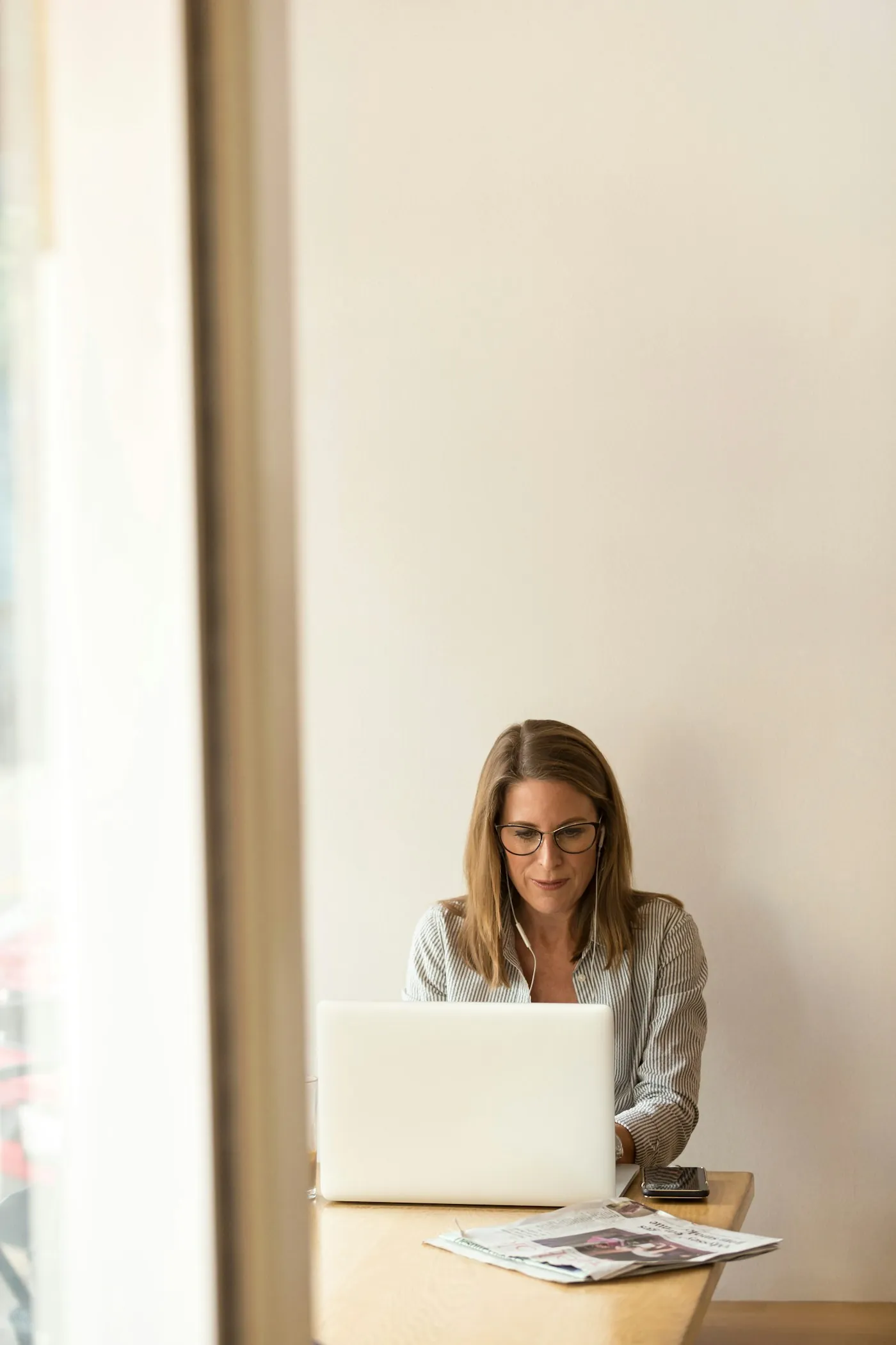 Medarbejder der arbejder med løn på en bærbar computer